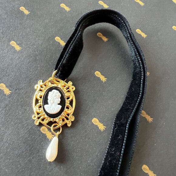 Black Velvet Ribbon Cameo Pendant Choker Victorian Style Costume Choker Necklace - Picture 10 of 12